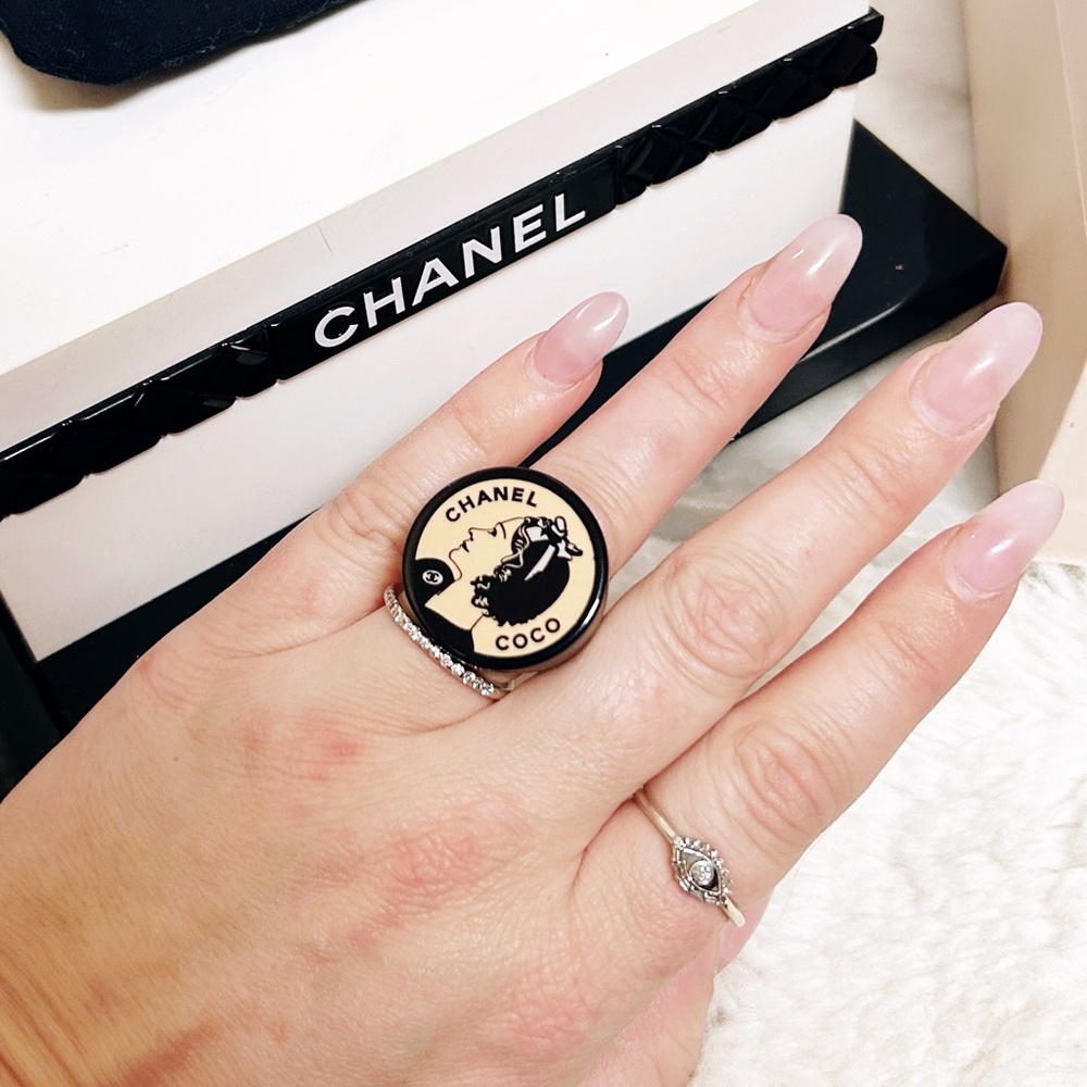 Authentic Chanel RARE Vintage 2003 Pink / Black Coco Chanel Acrylic Ring - Picture 9 of 14